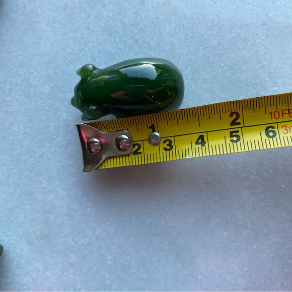 BC Jade Figurines of 2 Pigs on a small piece of Jade - Picture 6 of 8